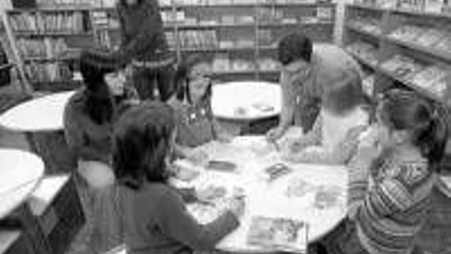 Unos 20 niños participan cada día en las actividades de la biblioteca