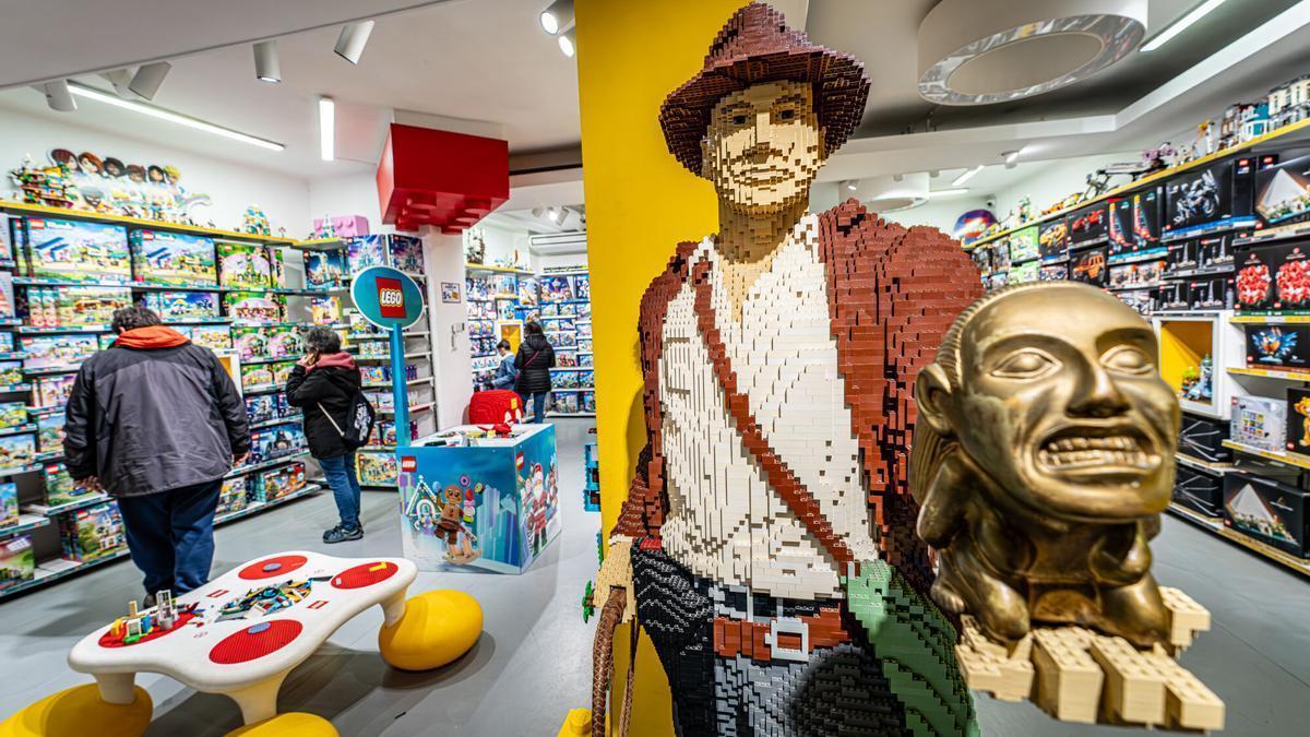 Compradores en el interior de la tienda Galegory, tienda especializada en la venta de LEGO.