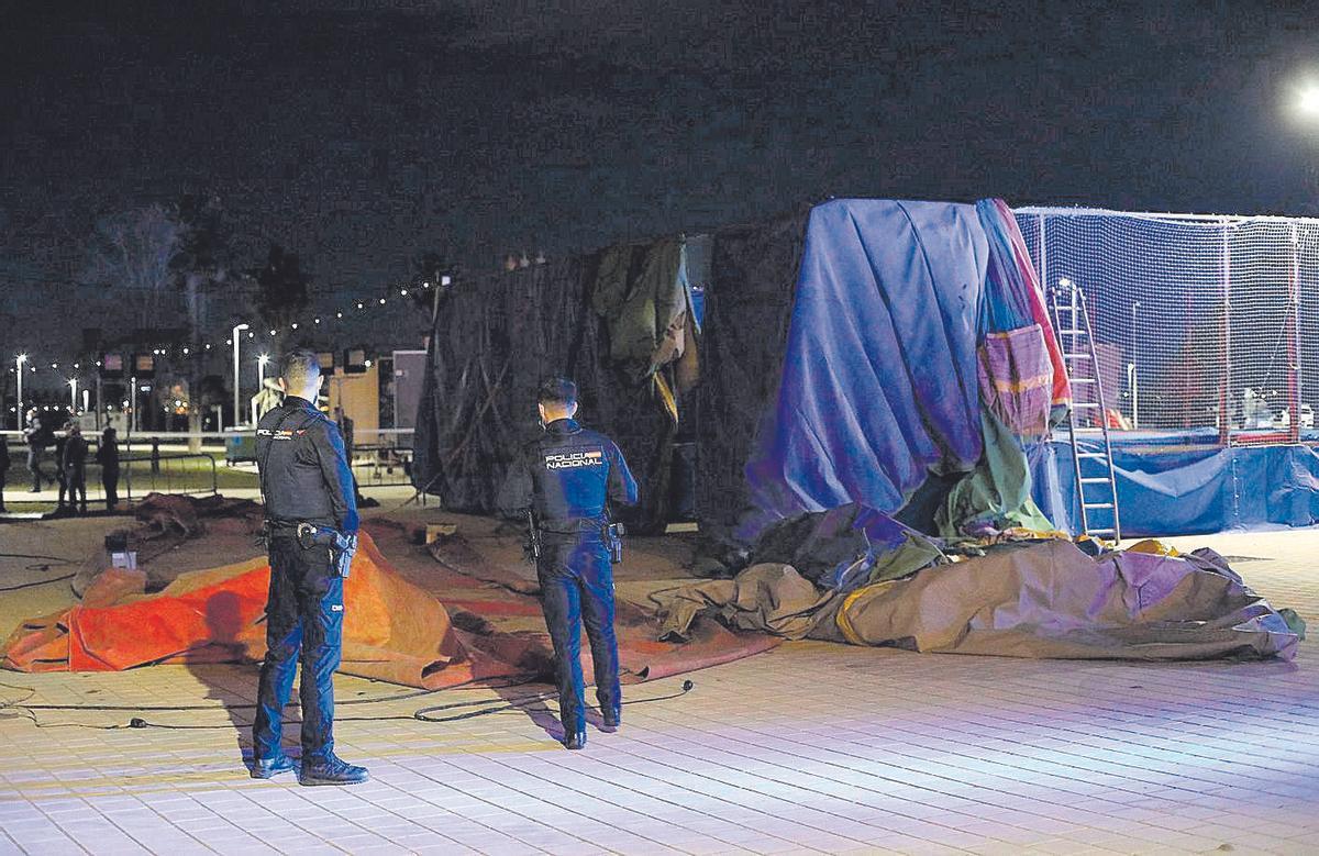 Agentes de la policía junto al castillo hinchable la noche de la tragedia. Valencia. Cuatro heridos en Manises al volar un castillo hinchable. SUCESOS. TRAGEDIA DE MISLATA