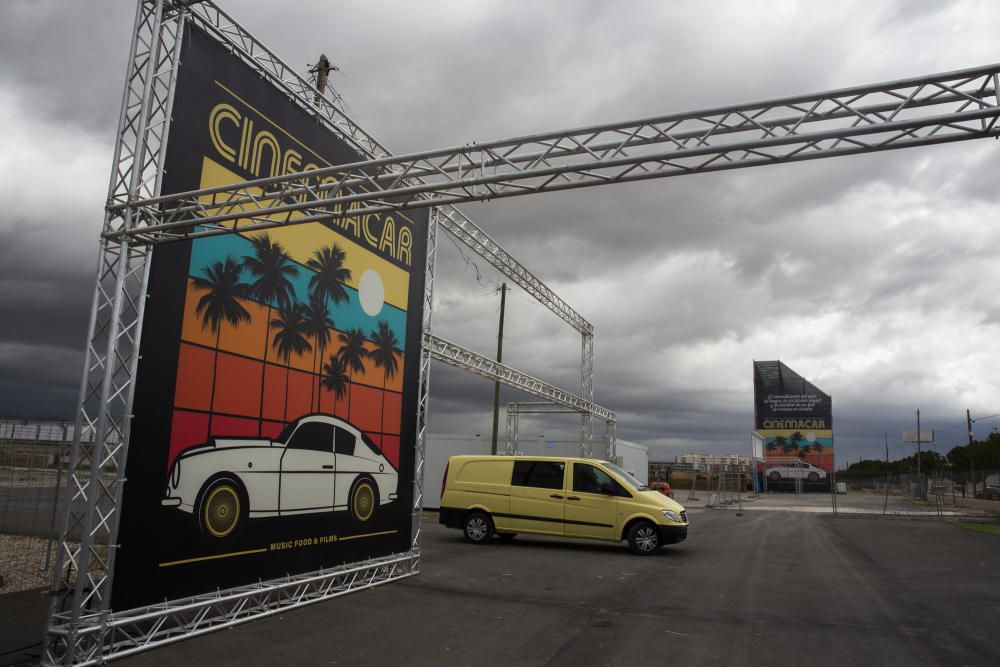 Montaje del nuevo autocine en Alicante, Cinemacar