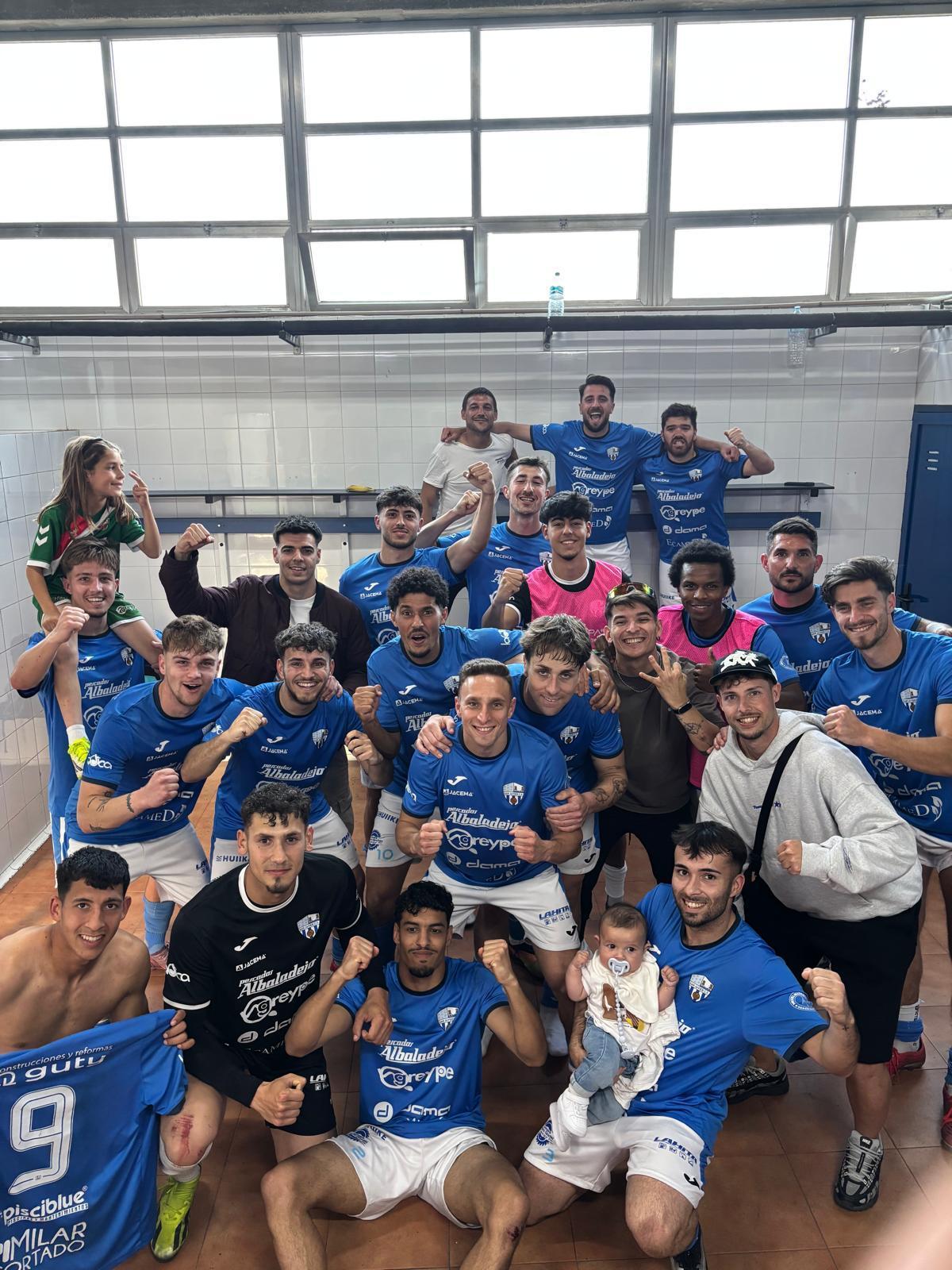 La plantilla del San Javier celebra su triunfo de este fin de semana