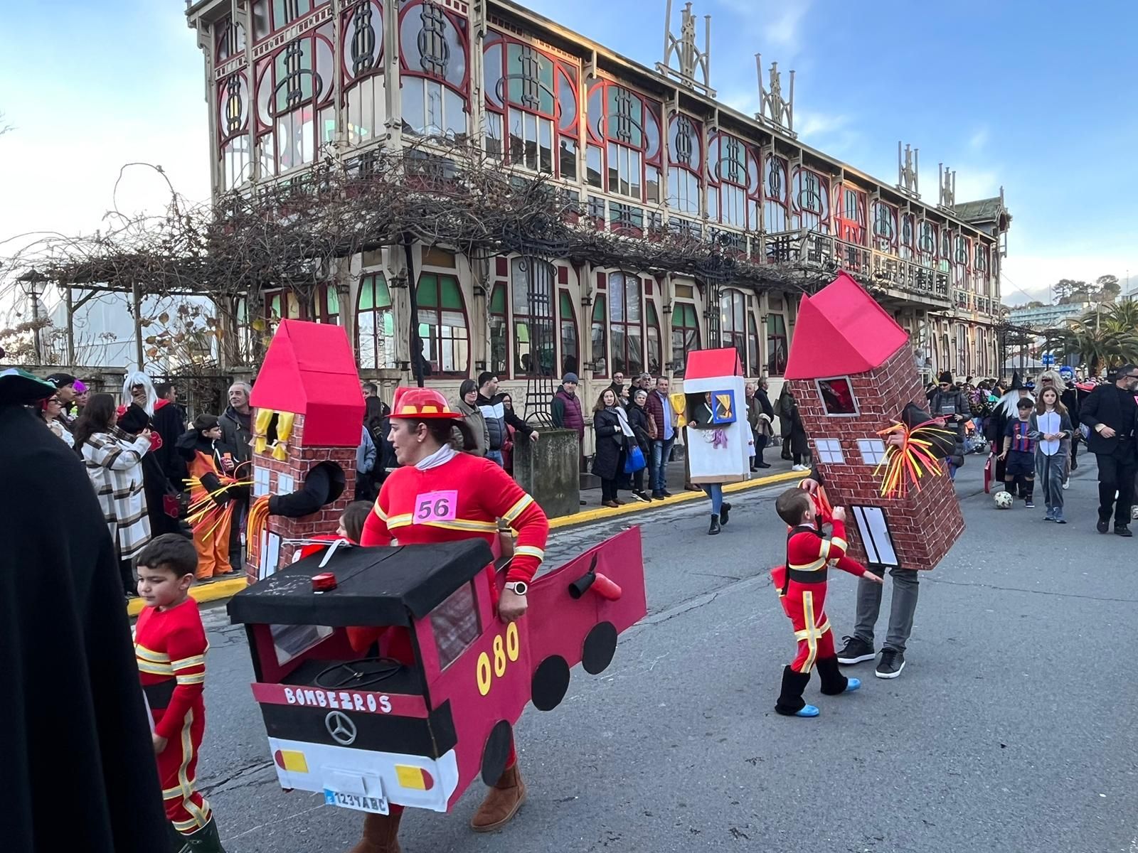 Carnaval 2023: Las comparsas llenan de color el centro de Sada