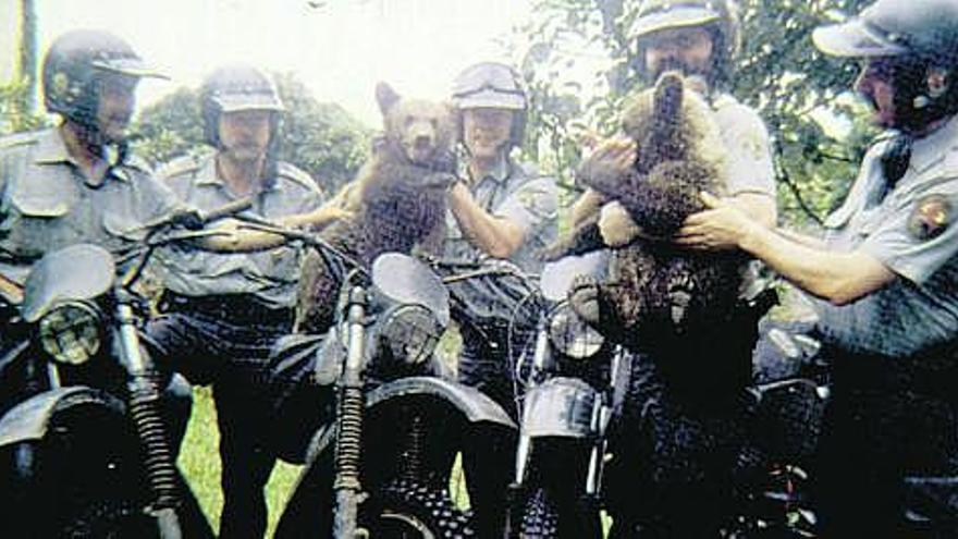 «Paca» y «Tola», las hermanas que se han convertido en símbolo contra el furtivismo, el día que fueron rescatadas, en junio de 1989.