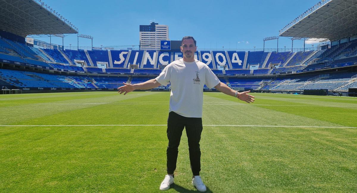 Alfonso Herrero posa para La Opinión de Málaga CF en La Rosaleda.