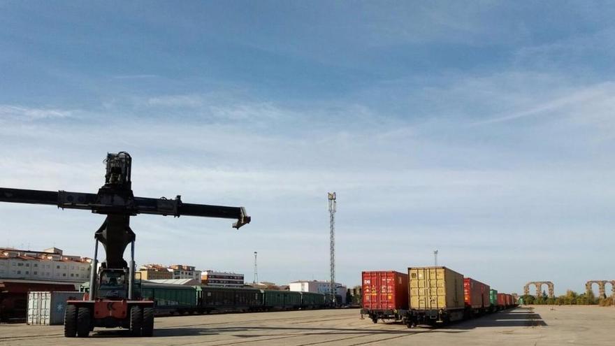 La terminal logística aumenta su actividad con cuatro trenes a Madrid