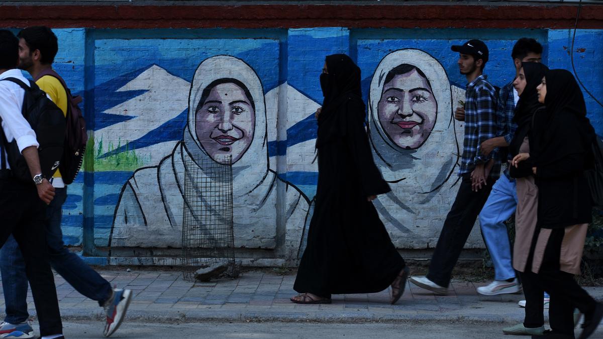 Imagen de archivo de una mujer musulamana en India con una abaya.