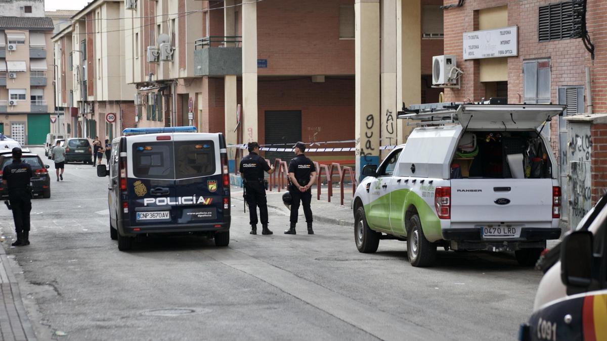 Agentes de la Policía Nacional y técnicos de Iberdrola, este martes día 17 en el Espíritu Santo de Espinardo.