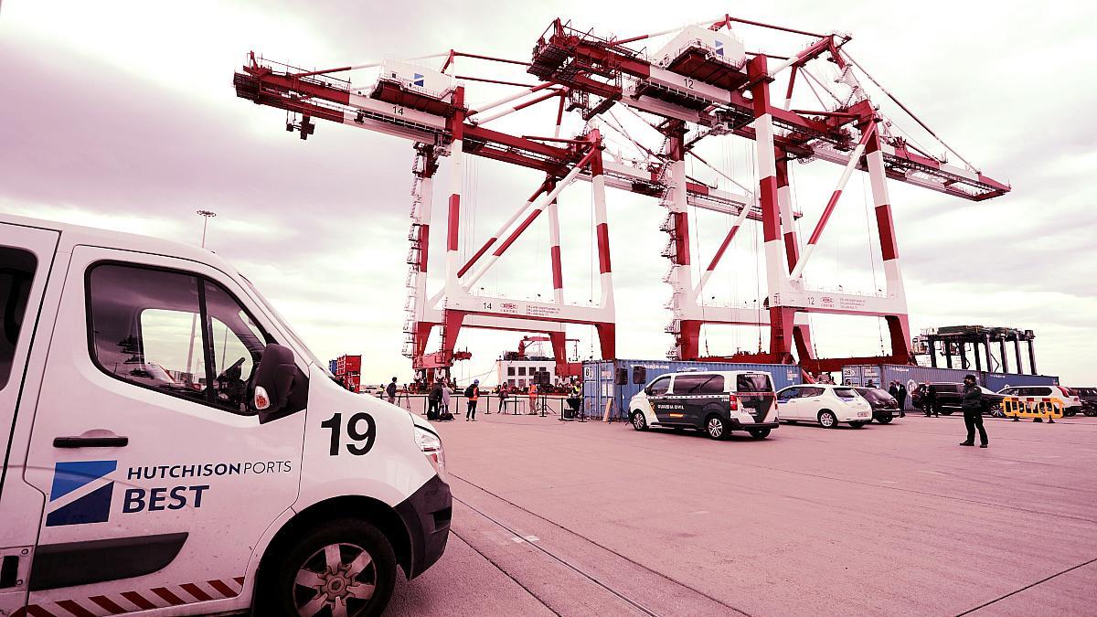 Grúas de la terminal de Hutchison Ports Best en el puerto de Barcelona.