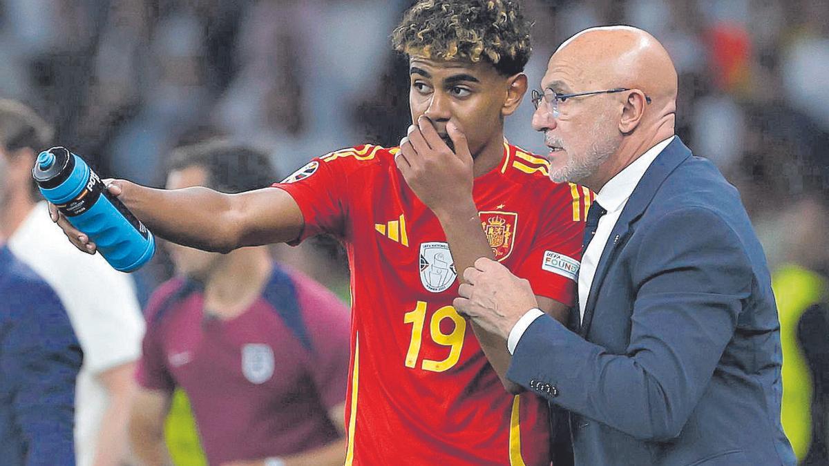 Lamine con De la Fuente en un partido de la selección. Foto de archivo del seleccionador español, Luis de la Fuente, junto a la Lamine Yamal, en la pasada Eurocopa de Alemania. EFE / J.J.Guillen