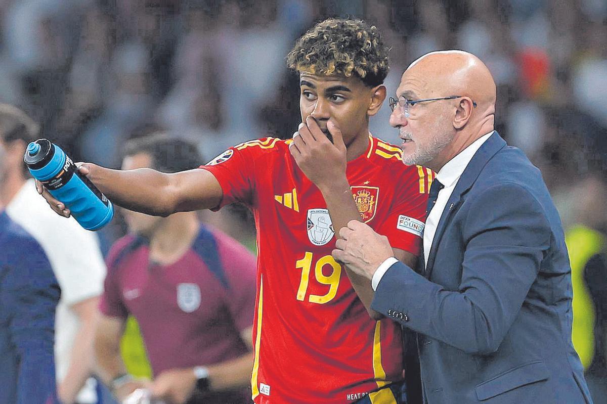 Lamine con De la Fuente en un partido de la selección. Foto de archivo del seleccionador español, Luis de la Fuente, junto a la Lamine Yamal, en la pasada Eurocopa de Alemania. EFE / J.J.Guillen