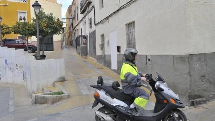 Una de las calles céntricas de Crevillent donde varias familias ocupan ilegalmente algunas casas.