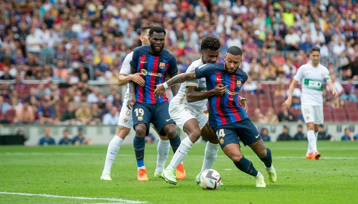 Memphis, en el regate previo al 2-0 que le marcó al Elche en el Camp Nou.