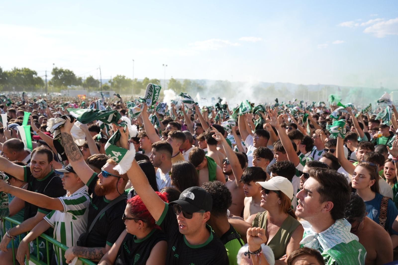 Así recibió la afición del Córdoba CF al autobús del equipo en El Arenal