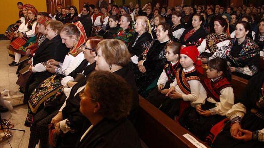 Los grupos de Águedas honran  a su patrona con procesiones y eucaristías