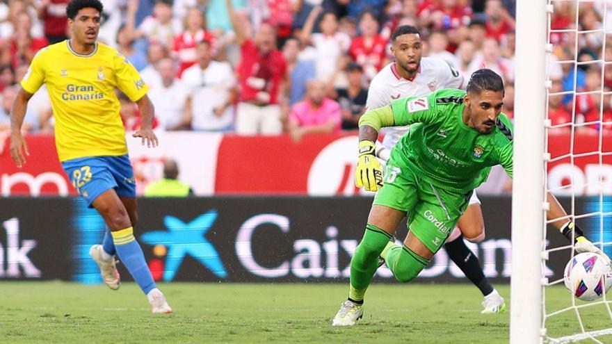 Valles evita un tanto de forma milagrosa en el encuentro de la primera vuelta liguera en el Sánchez Pizjuán al despejar en la línea de gol; Coco –dch.– y En Nesyri miran. | | LALIGA