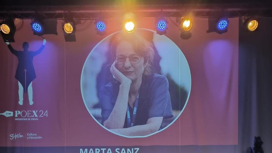 Marta Sanz inspira a jóvenes estudiantes en el Poex (en imágenes)