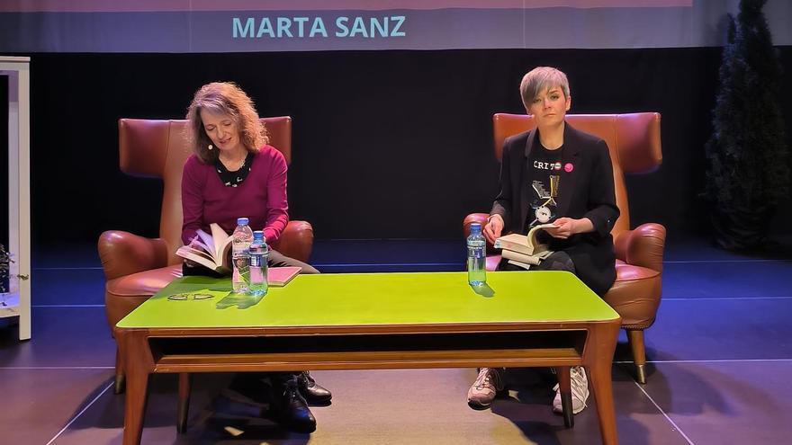 Marta Sanz inspira a jóvenes estudiantes en el Poex (en imágenes)