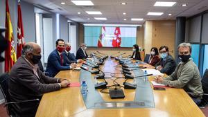 Los ministros Salvador Illa y Carolina Darias, junto con el vicepresidente madrileño y el consejero de Sanidad, Ignacio Aguado y Enrique Ruiz Escudero, con sus respectivos equipos, en la reunión del Grupo Covid-19, este 29 de septiembre en la sede de la Comunidad de Madrid. 