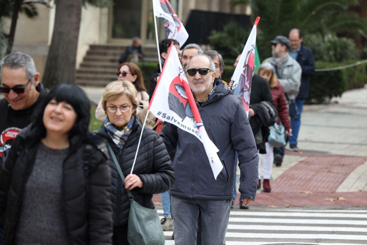 Cadena humana en Zaragoza en defensa de Canal Roya - El Periódico de Aragón