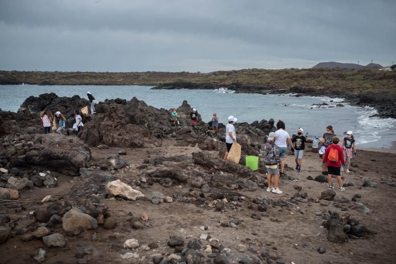 Limpieza de la playa de Las Galletas, en Tenerife