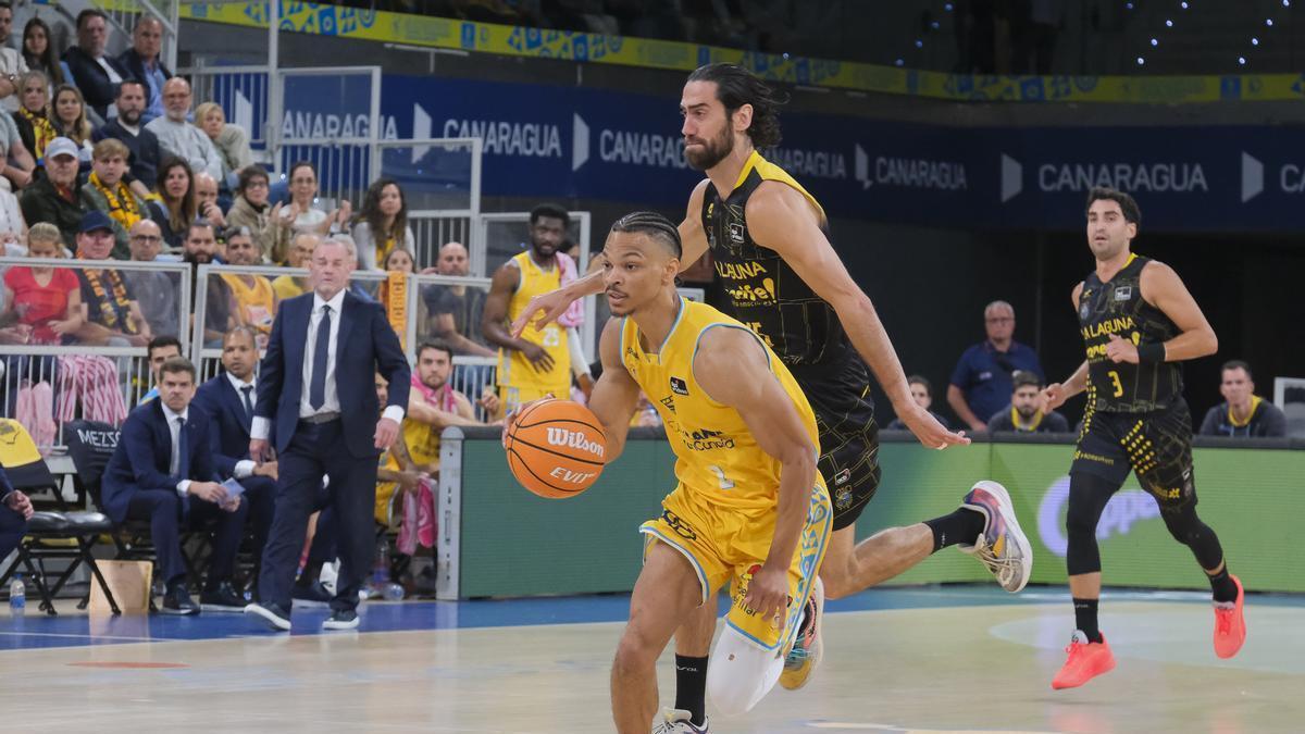 Isaiah Wong penetra a canasta en el duelo entre La Laguna Tenerife y Dreamland Gran Canaria.