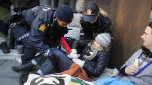 Greta Thunberg, desalojada de una protesta en Oslo.