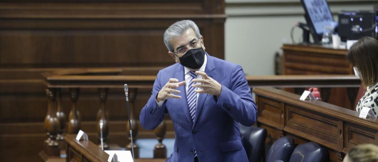 Román Rodríguez, consejero regional de Hacienda, en un reciente pleno del Parlamento de Canarias. | | DELIA PADRÓN