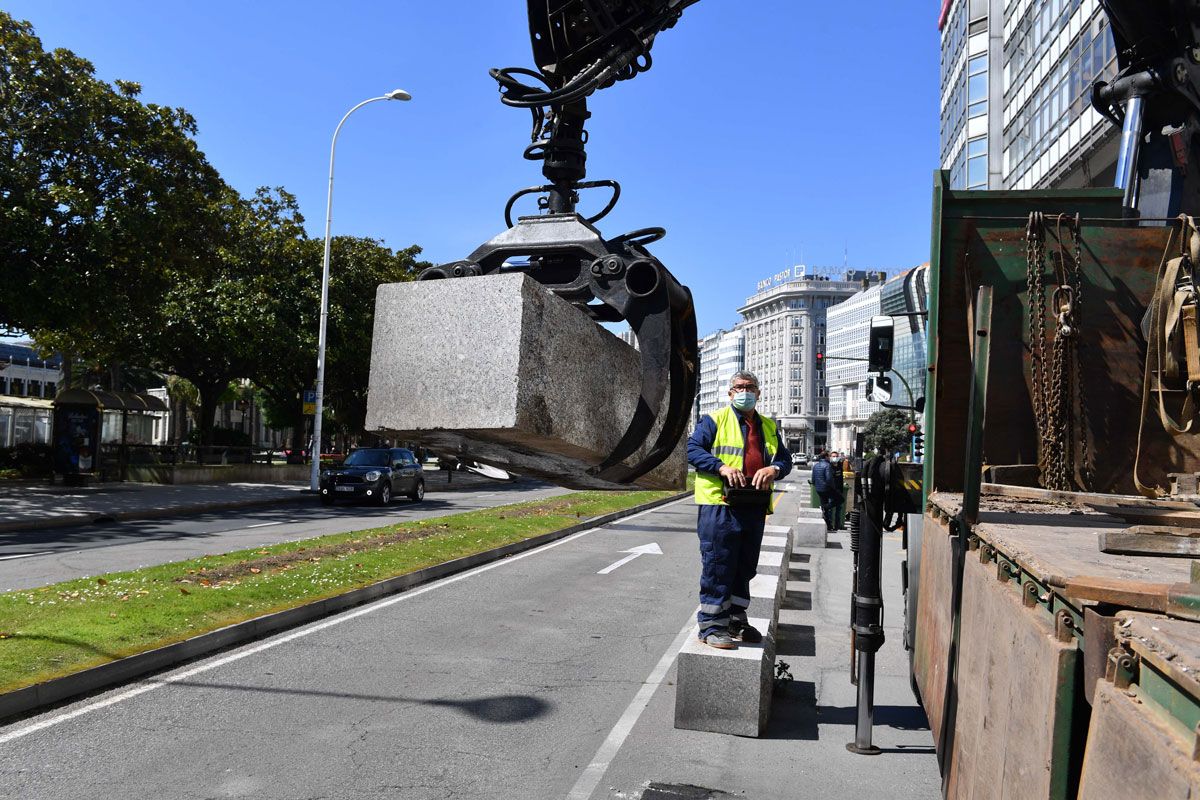 El Concello inicia la retirada de bloques para la peatonalización de la Marina