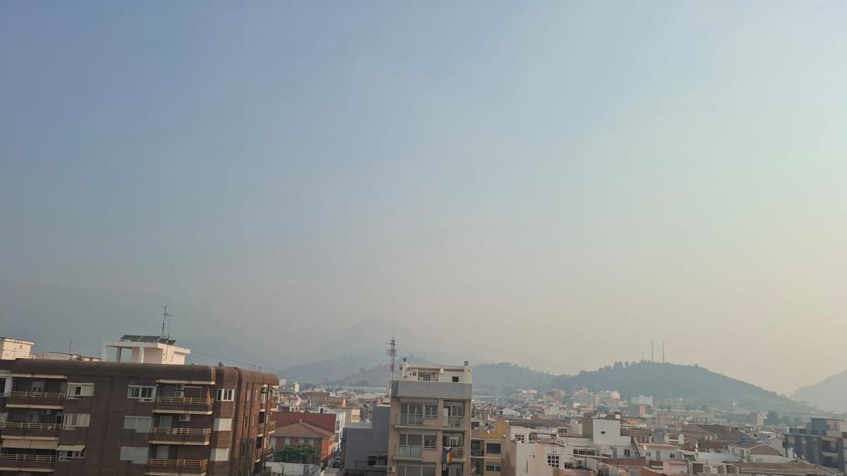 Vídeo: La Vall amanece con el cielo oscurezido y lleno de humo