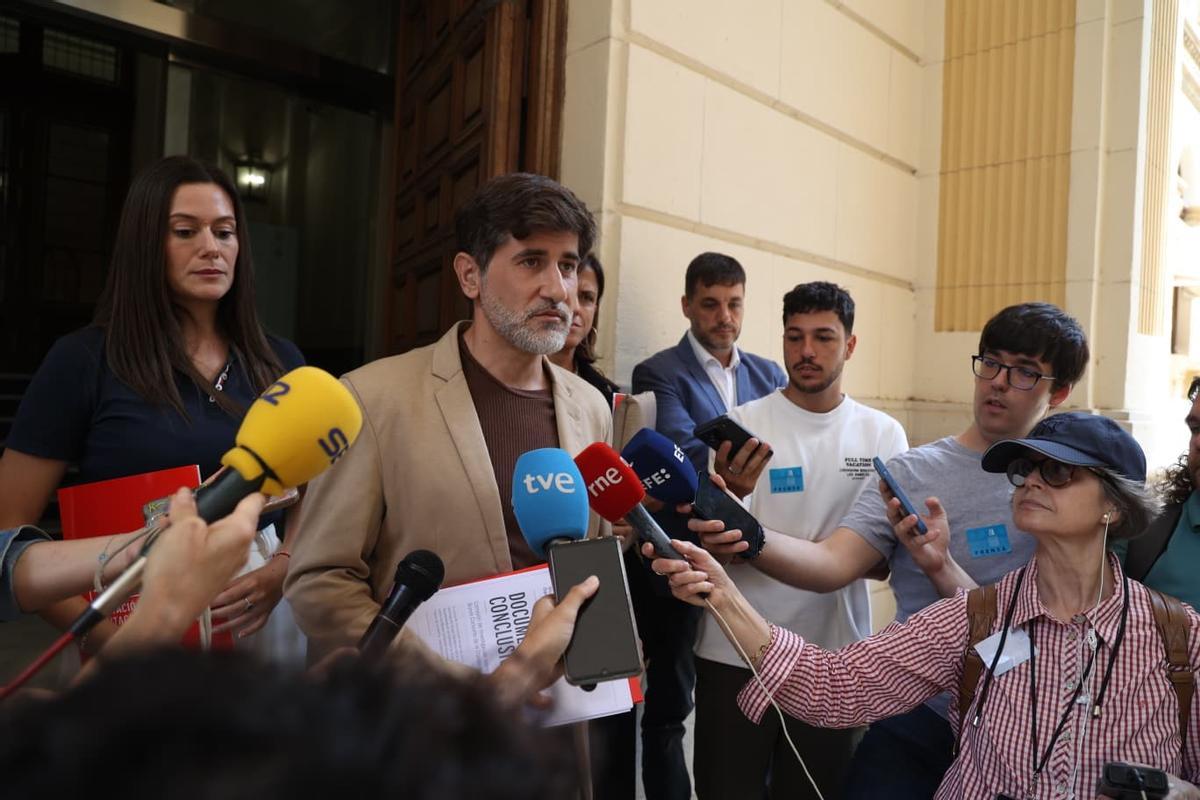 El diputado socialista Raúl Ruiz atiende este miércoles a los medios tras la reunión de la comisión