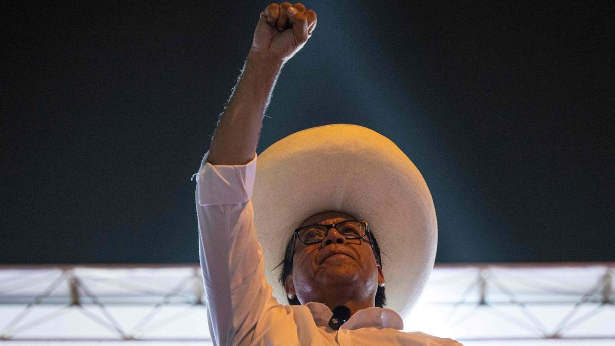 Roberto Sánchez, el hijo de un peluquero que quiso ser cura y ahora pelea por la presidencia de Perú