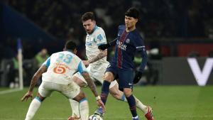 Paris Saint-Germains Spanish midfielder #27 Dro Fernandez (R) fights for the ball with Marseilles Danish midfielder #23 Pierre-Emile Hojbjerg (C) and Marseilles Italian defender #33 Emerson Palmieri (L) during the French L1 football match between Paris Saint-Germain (PSG) and Olympique de Marseille (OM) at the Parc des Princes stadium in Paris on February 8, 2026. (Photo by STEPHANE DE SAKUTIN / AFP)