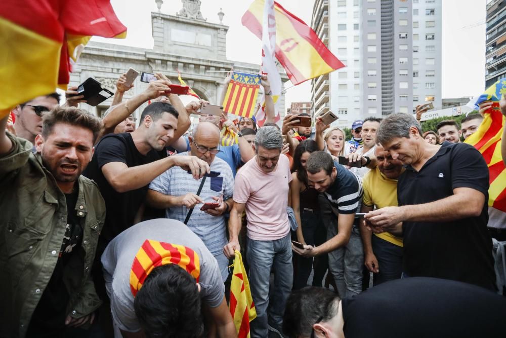 Una protesta ultra revienta la manifestación del Nou d'Octubre