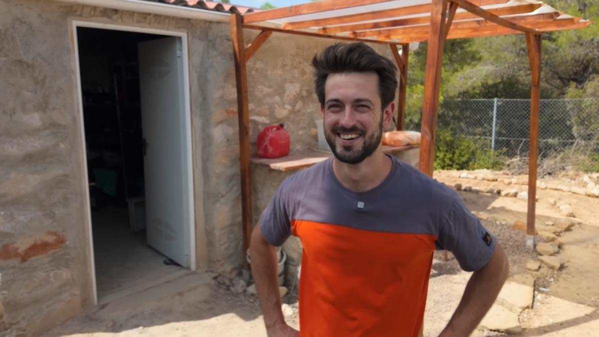 Cuando Emilio compró el terreno encontró una caseta de piedra sin registrar que ahora usa como un almacén para guardar la comida