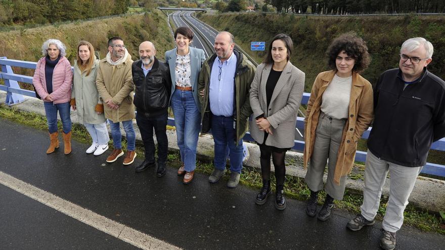 Rego y Pontón, con representantes del partido en Deza, ayer, sobre el viaducto de la autopista de A Romea. |   // BERNABÉ/JAVIER LALÍN