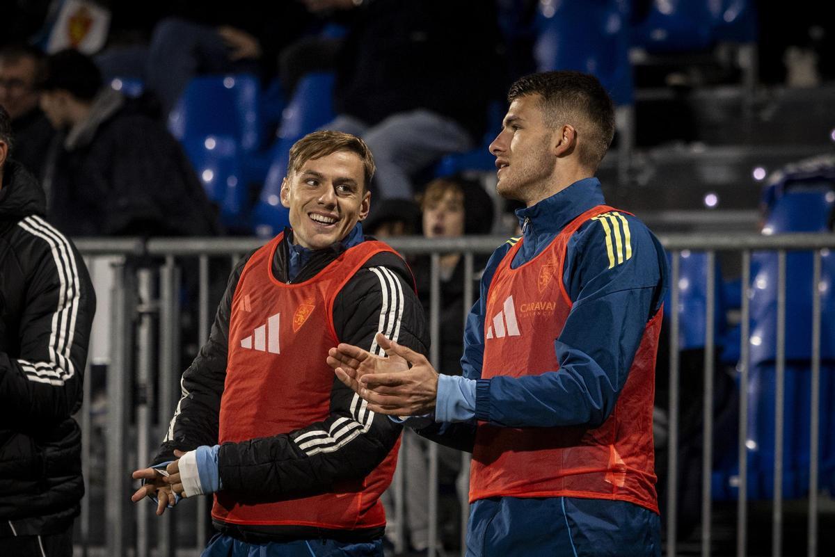 Dani Gómez y Bazdar sonríen durante un calentamiento en la banda.