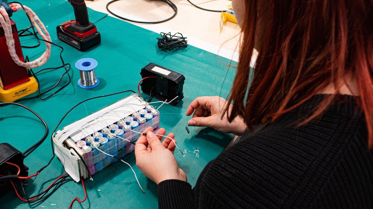 Trabajo de reparación de una batería en las instalaciones de GDV.