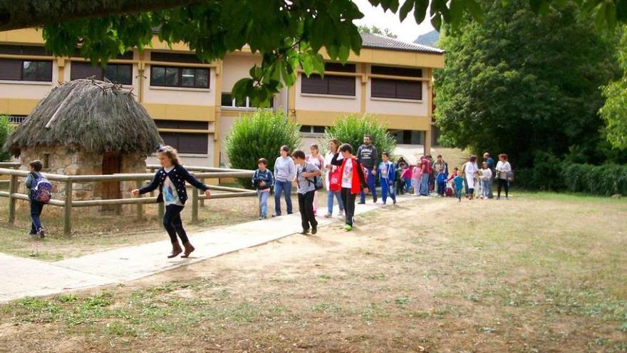 Un grupo de niños, en el patio del colegio público de Somiedo.