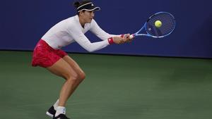 Muguruza devuelve un revés en su partido ante Pironkova.