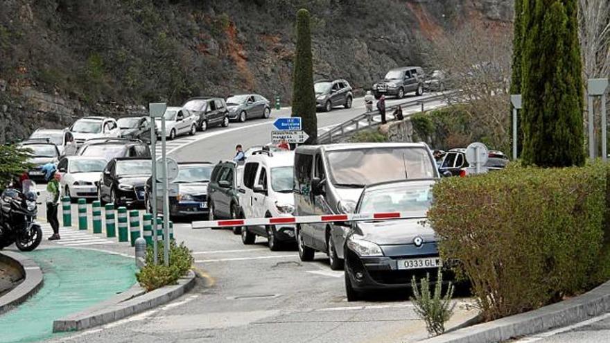 Cues per accedir a l&#039;aparcament del monestir de Montserrat