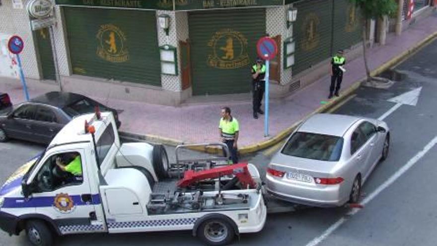 Imagen del arrastre de un vehículo por parte de la grúa municipal.