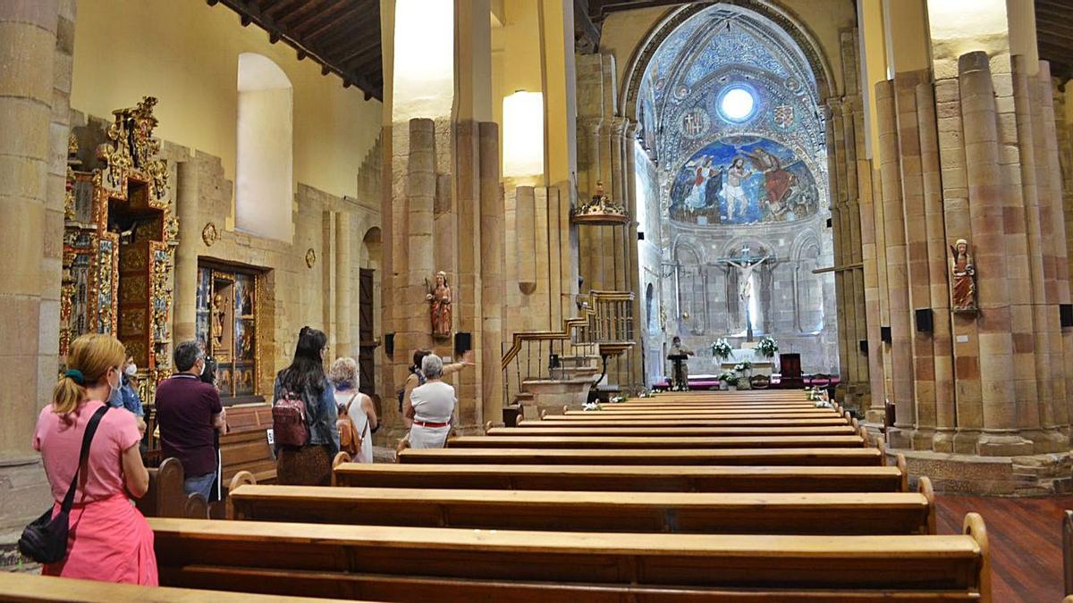 Un grupo de turistas en una visita a la iglesia de San Juan el pasado año. | E. P.