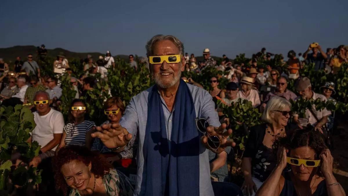 Jordi Savall, en el «Concert per a un eclipsi» del festival que porta el seu nom. A la dreta, la consellera Sònia Hernández