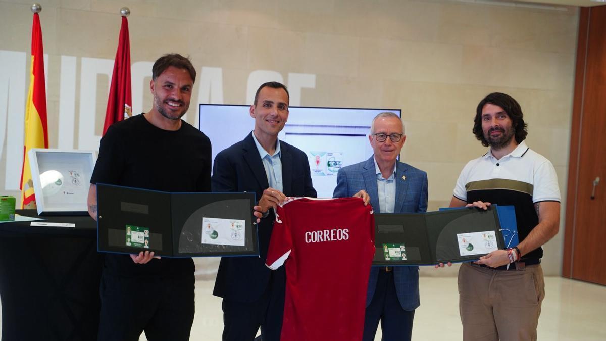 Pedro León, Ángel Luis García, Juan Ramón Moreno y Pedro García, en la presentación del sello de Correos especial dedicado al Real Murcia