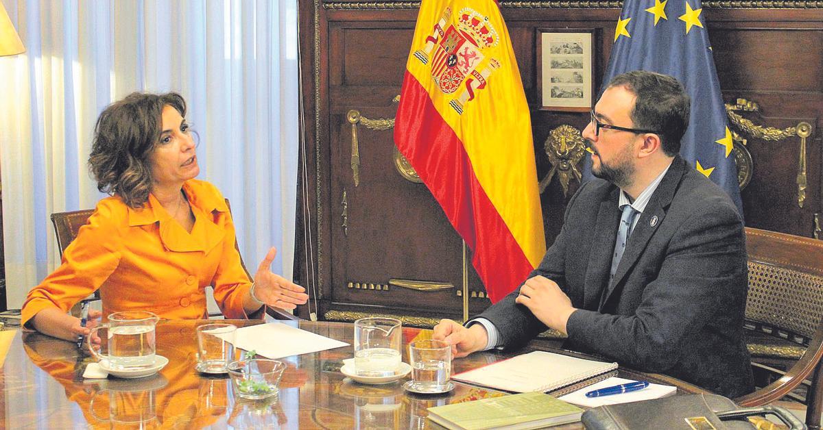 María Jesús Montero y Adrián Barbón, durante una reunión mantenida en el pasado.