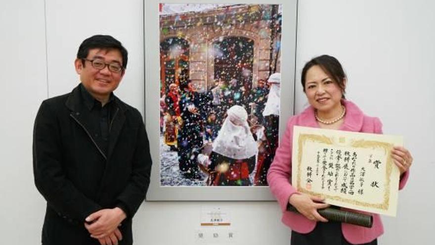Hiroshi Fujii y su hermana Toshiko Ohsawa junto a la fotografía que ha resultado premiada.