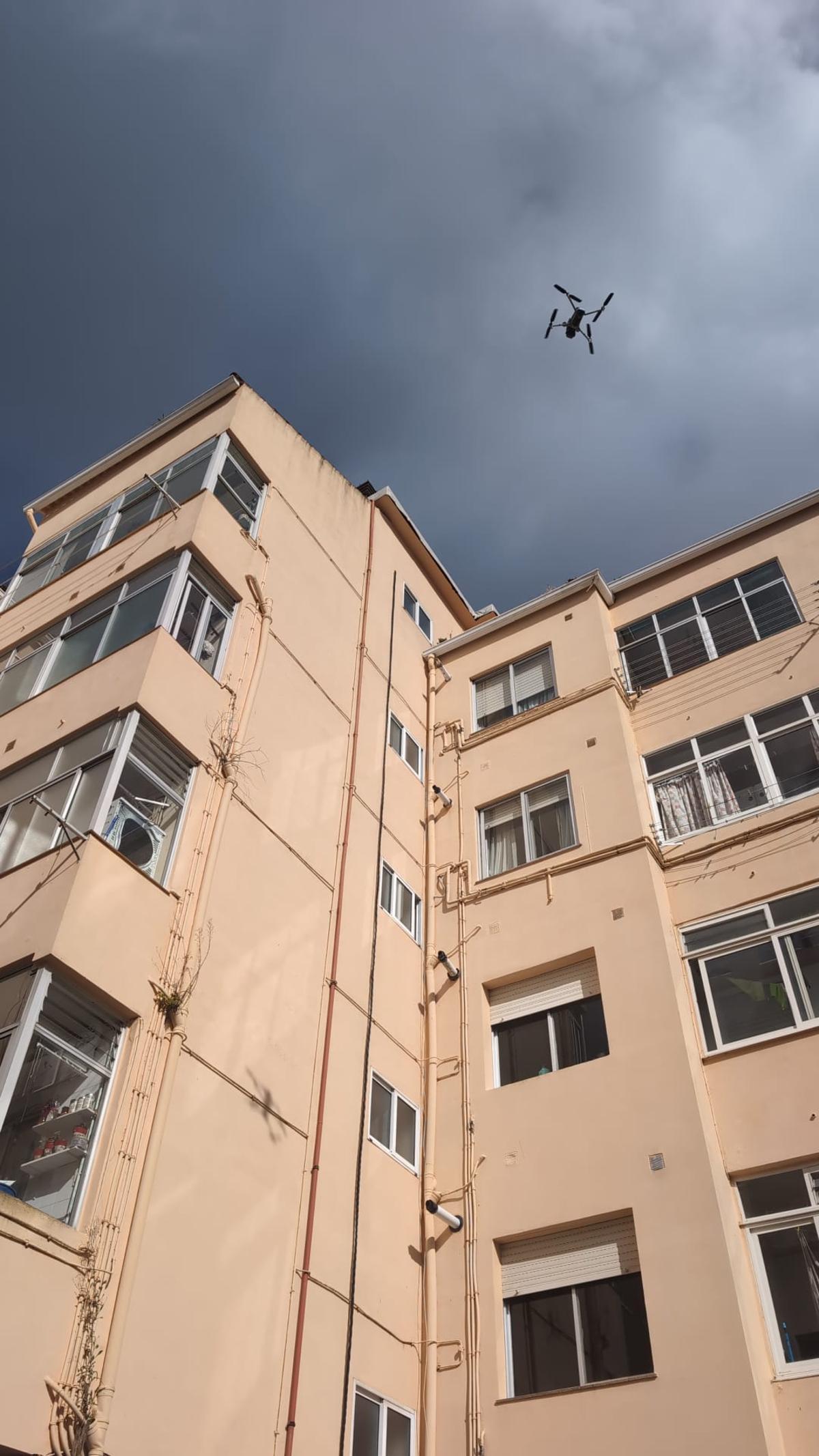 Los Bombeiros do Morrazo usaron un dron para localizar el lugar donde se rompió la canalización del gas del edificio.
