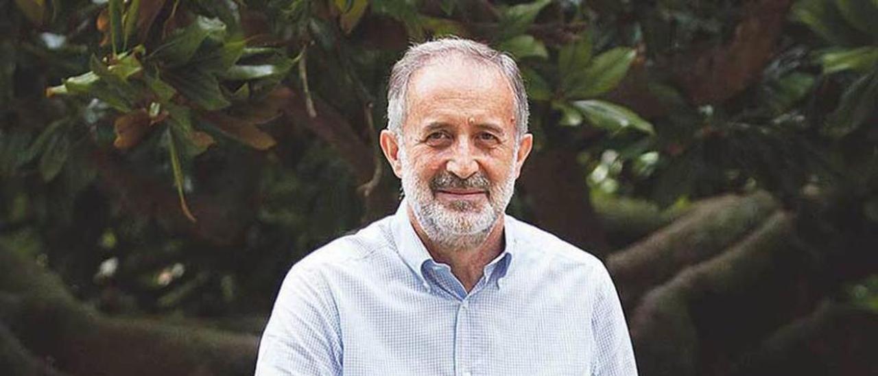 El físico Enrique Fernández, en el parque Ballina de Villaviciosa durante uno de sus descansos estivales.