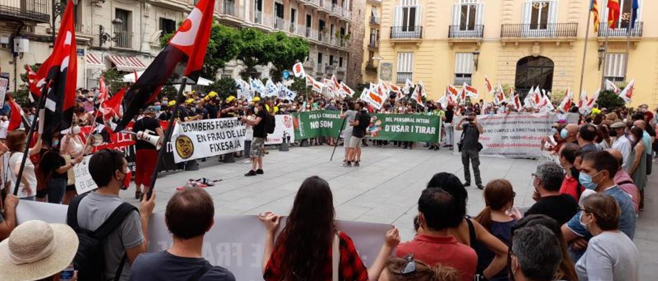 Protesta de personal interino en la plaza de Manises, frente al Palau de la Generalitat, en una imagen de archivo. | LEVANTE-EMV