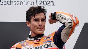  Marc Márquez llora de emoción en el podio de Alemania.